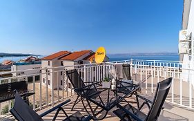 Luka'S Sea View Terrace & Steps From The Beach Apartment